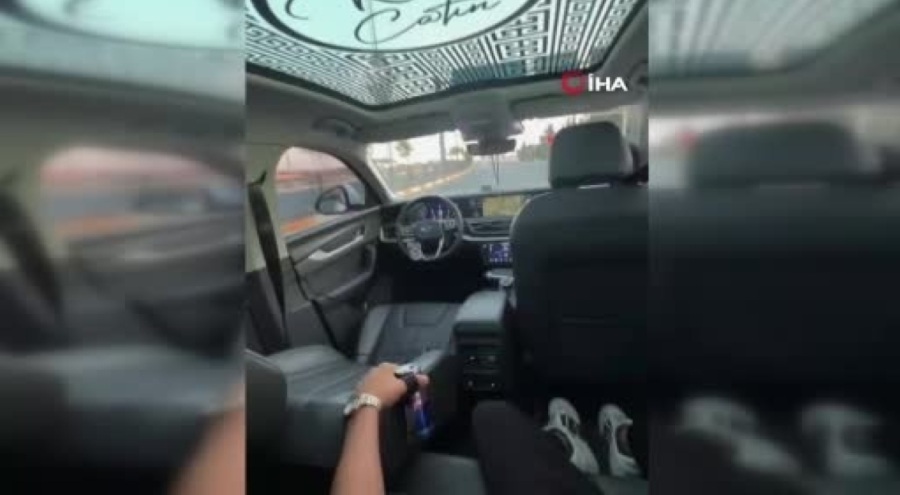 Sürücüsüz giden otomobilin arka koltuğuna geçip video çekti