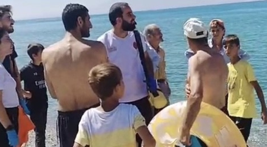 Van Gölü'nde boğulma tehlikesi geçiren baba ve oğul kurtarıldı