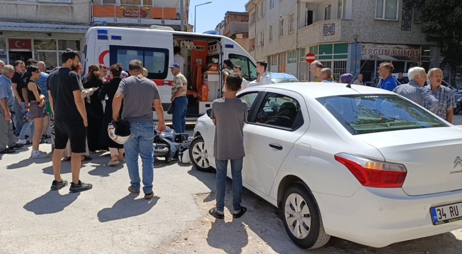 Bursa'da motosiklet ile otomobil kafa kafaya çarpıştı! Yaralılar var