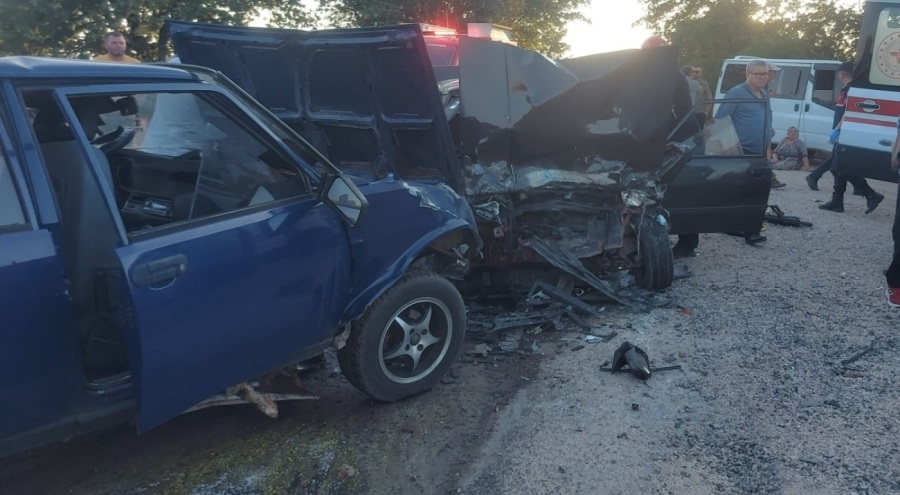 Bursa'da iki araç kafa kafaya çarpıştı: Ölü ve yaralılar var