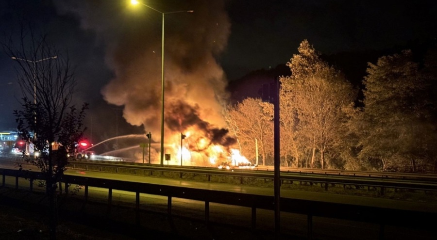 Kimyasal madde ve boya yüklü tır 8 kilometre boyunca yandı