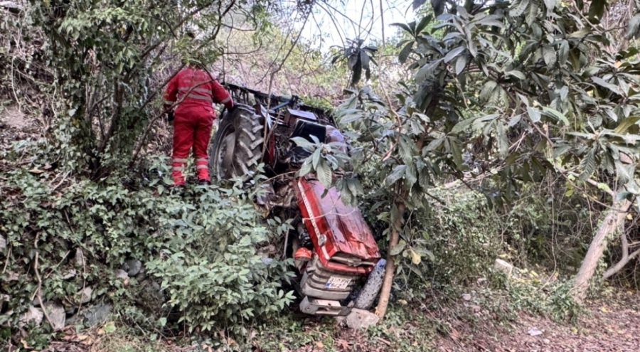 Devrilen traktörün sürücüsü ağır yaralandı