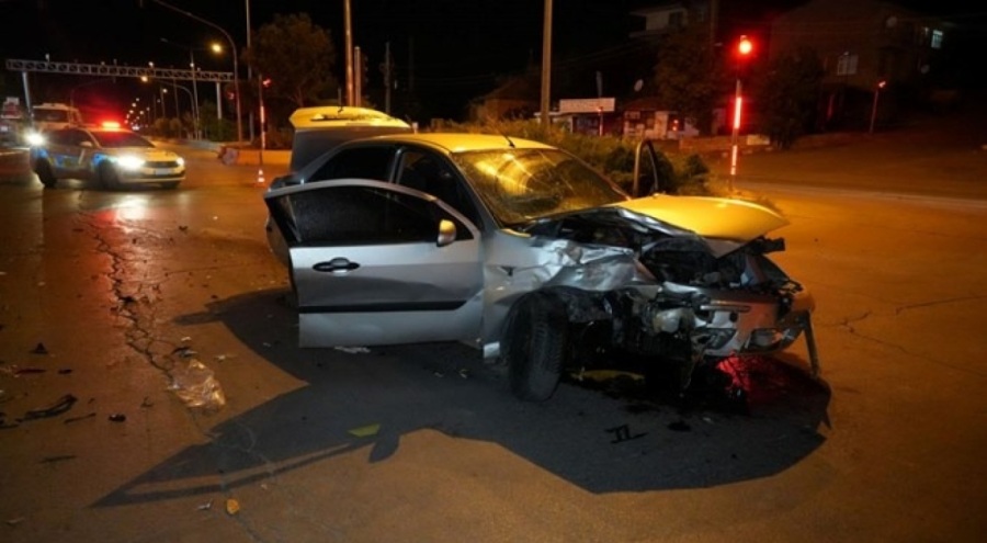 Otomobil ve taksi kafa kafaya çarpıştı