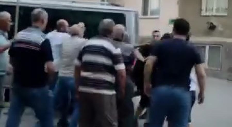 Bursa'da kalabalığın ortasında tekme tokat dövdüler