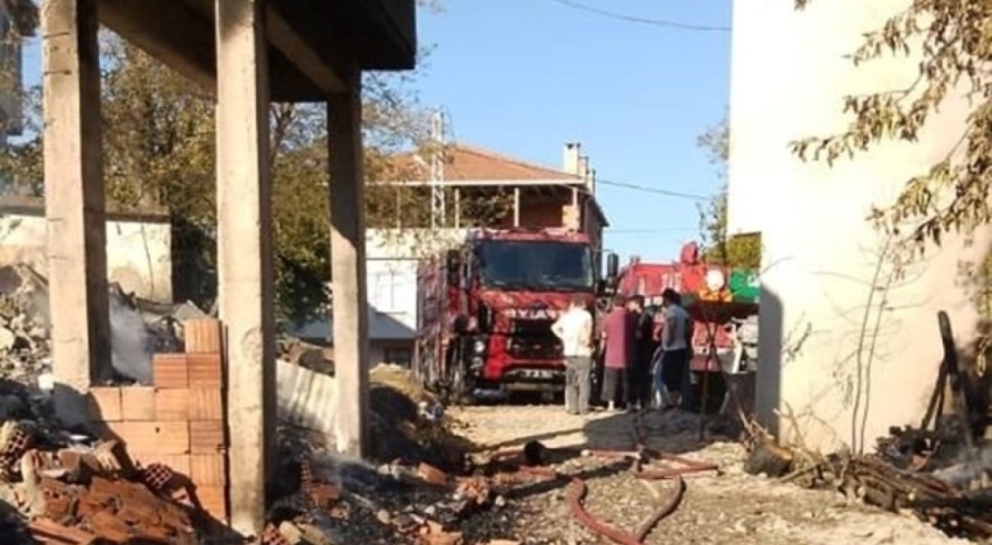 Ahşap ev küle döndü