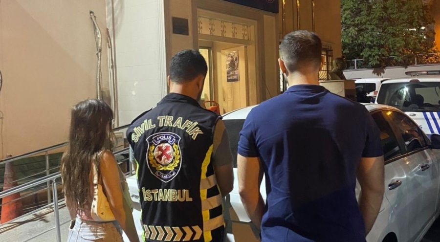 Pes dedirtti! Seyir halindeki araçta uygunsuz hareketler...