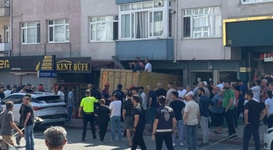 Freni patlayan kamyon dükkana daldı