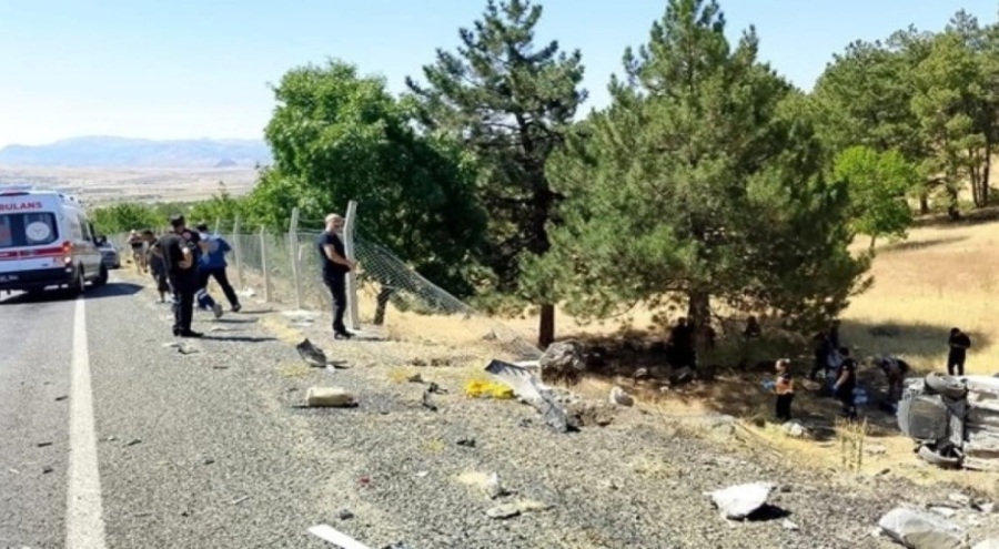 Hafif ticari araç şarampole devrildi: 3 kişi yaralandı