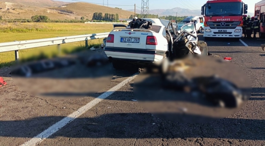 İki araç kafa kafaya çarpıştı! Ortalık kan gölüne döndü