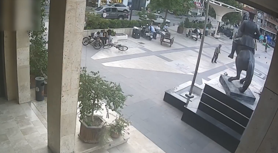 Balıkesir'de depremin şiddetini ve yaşanan paniği gösteren yeni görüntüler ortaya çıktı