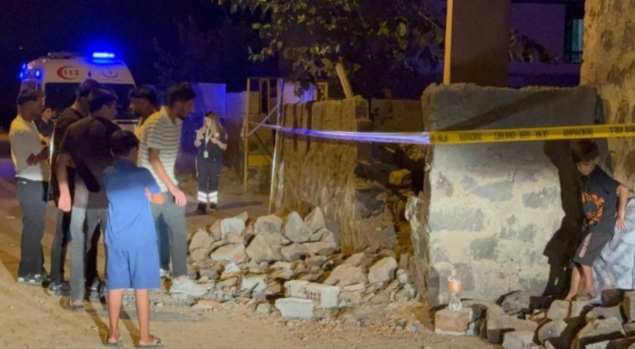 İki katlı evin balkonu çöktü! 5 kişi enkaz altında kaldı