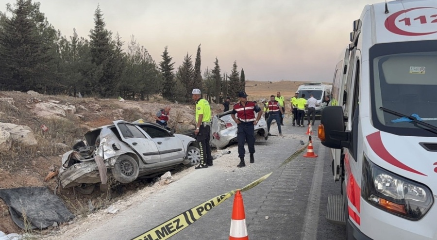 İki otomobil çarpıştı! Çok sayıda ölü ve yaralı var