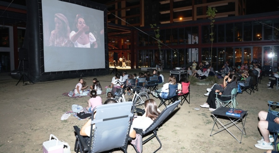 Bursa'da Pancar Deposu'nda açık havada sinema keyfi