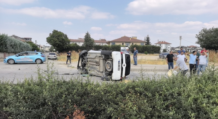 Bursa'da kontrolden çıkan araç taklalar attı!