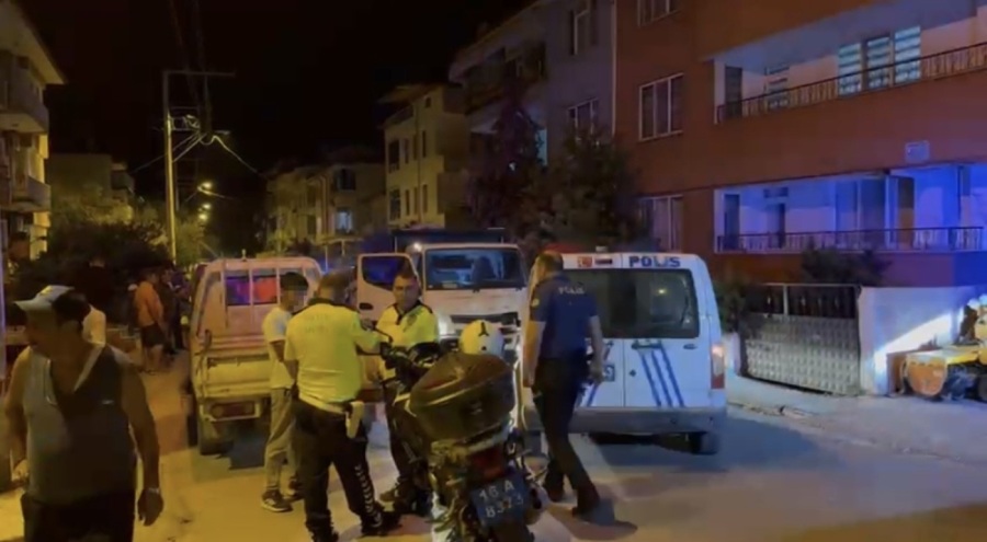 Bursa'da kamyonetle gezen çocuk dehşet saçtı! Polis arabasına çarptı...