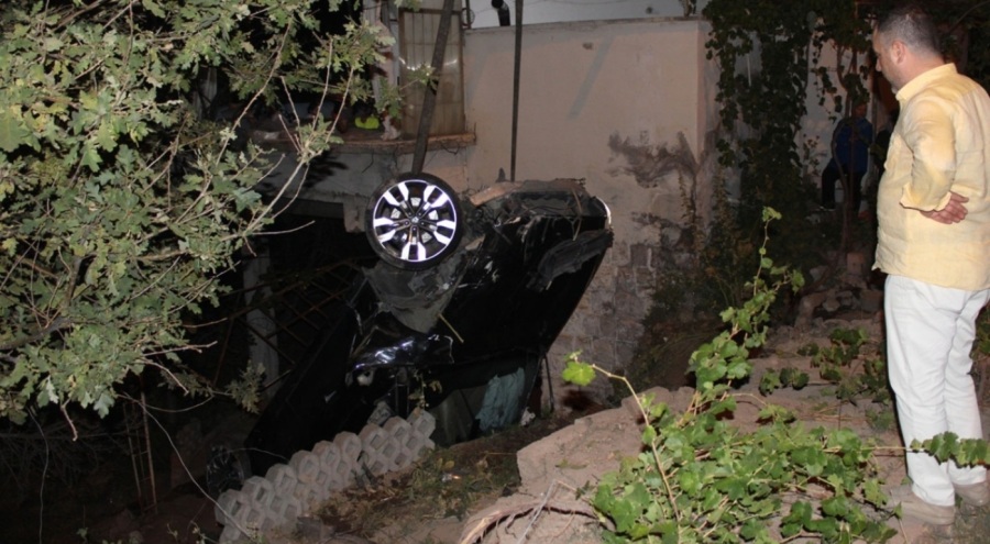 Ehliyetsiz bir sürücü evin bahçesine uçtu! Yaralılar var