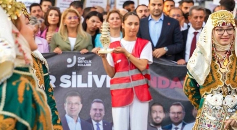 Aydın'dan Çerçioğlu tepkisi: 'Omurga' maketiyle yürüyüş