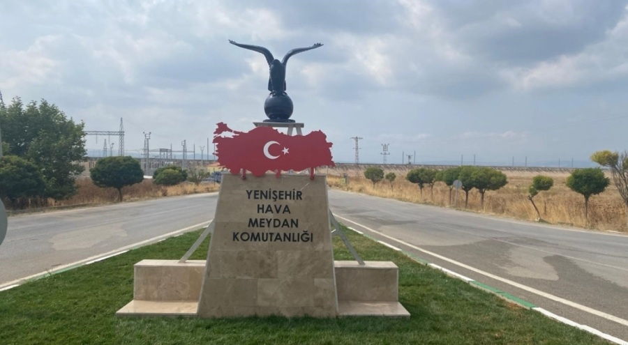 Türk Bayraklı kartal heykeline büyük ilgi