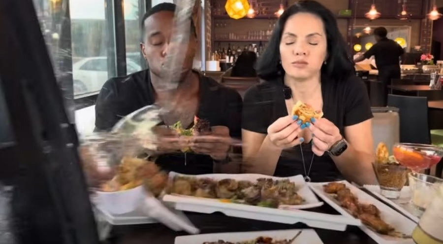 YouTuber çift restoranda yemek yerken camdan araba girdi