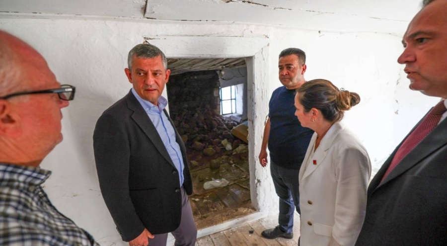 CHP lideri Özgür Özel, Sındırgı'da depremzedelerle bir araya geldi