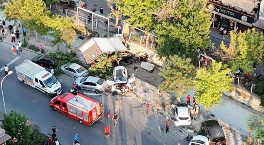 Yürekleri ağza getiren kaza! Kamyon 10 araca çarpıp, kanala düştü