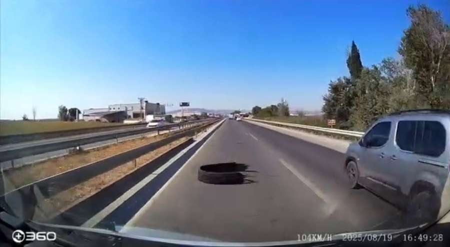 Bursa'da seyir halindeki araç, yola düşen kamyon lastiğine çarptı