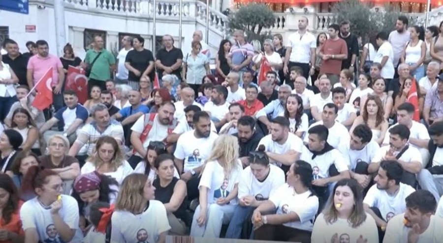 İstanbul Beyoğlu'nda İnan Güney için oturma eylemi