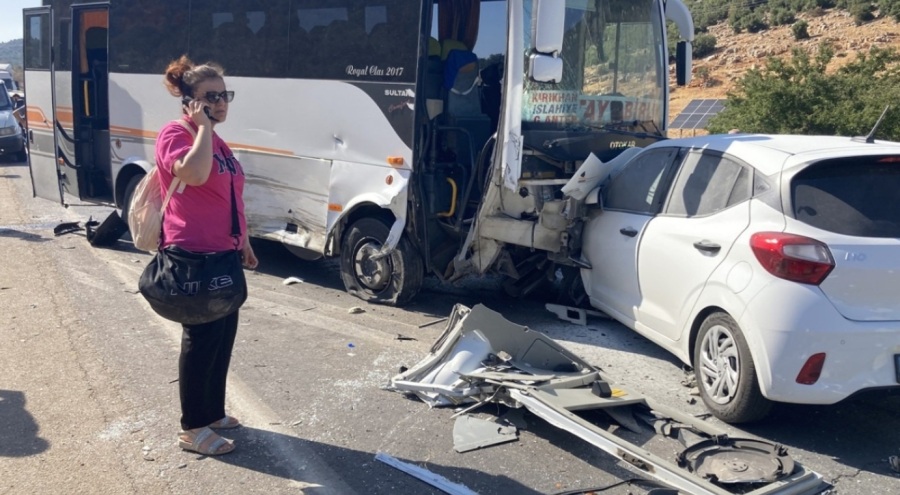 2 otomobille yolcu minibüsü çarpıştı: 1 ölü, 3 yaralı