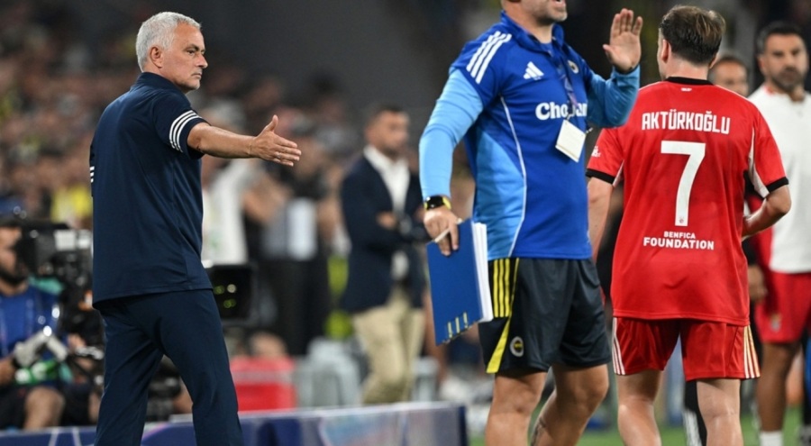 Jose Mourinho, Kerem Aktürkoğlu'nu tebrik etti