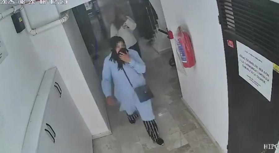 Kapıyı tıklatıp eve giren soyguncu kadınlar, kamerayı görünce panikledi