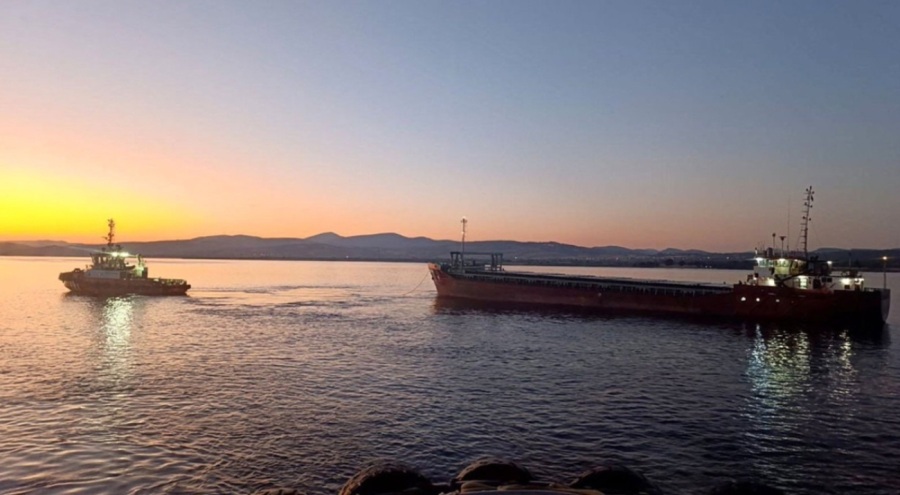 Çanakkale Boğazı'nda arıza yapan kargo gemisi kurtarıldı