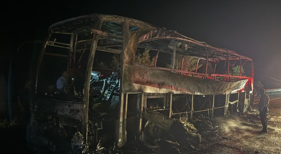 Ankara'da seyir halindeki otobüs yanarak kullanılamaz hale geldi