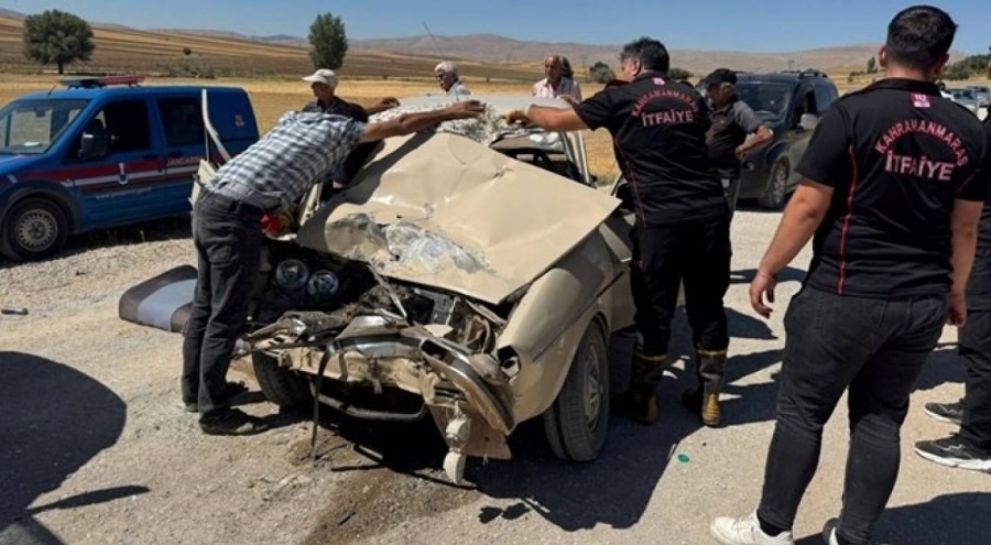 Kamyonet ile otomobil çarpıştı