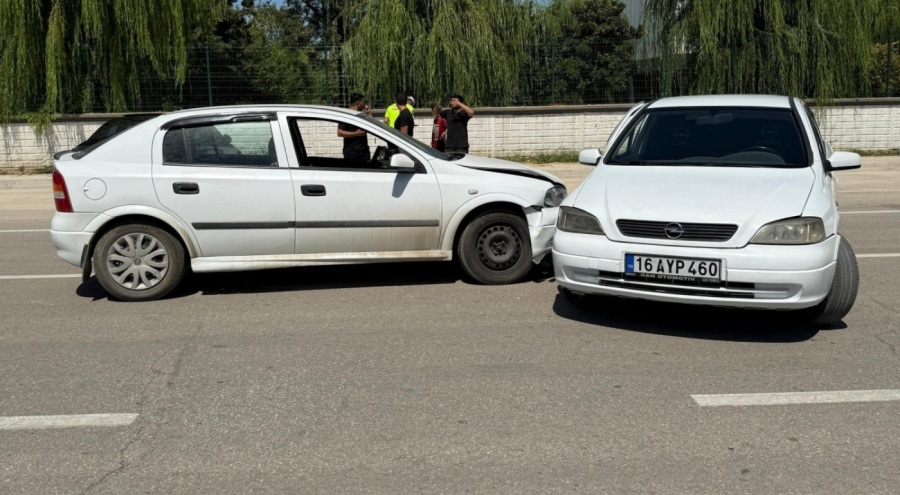 Bursa'da otomobiller çarpıştı! 2 yaralı