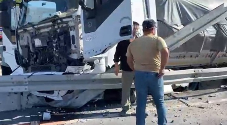 Faciadan dönüldü: Kontrolden çıkan TIR refüje çarptı