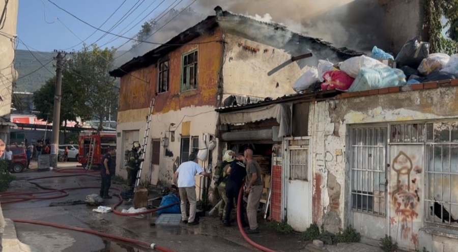 Bursa'daki ev yangının dumanları kentin birçok noktasından görüldü