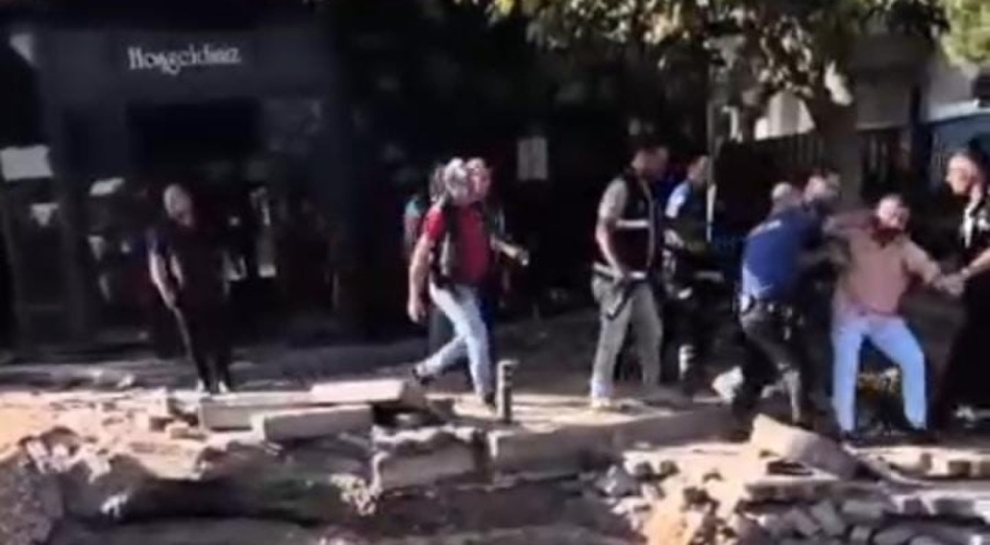 Bursa'da kafeterya yıkımında ortalık karıştı! Polis yaralandı