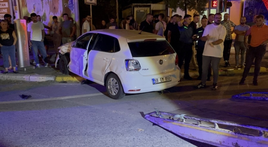 Otomobil ile kamyonet çarpıştı: 3 yaralı