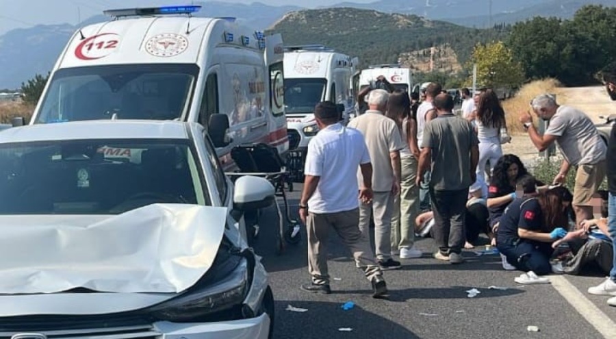 Bursa'da yolun karşısına geçen aileye otomobil çarptı : 1'i ağır 4 yaralı