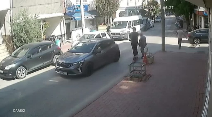 Bursa'da skuterin çarptığı kişi ağır yaralandı! Kaza anı kameralara yansıdı...