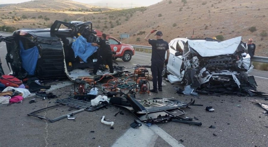 Hafif ticari araç ile otomobil kafa kafaya çarpıştı: 4 kişi hayatını kaybetti