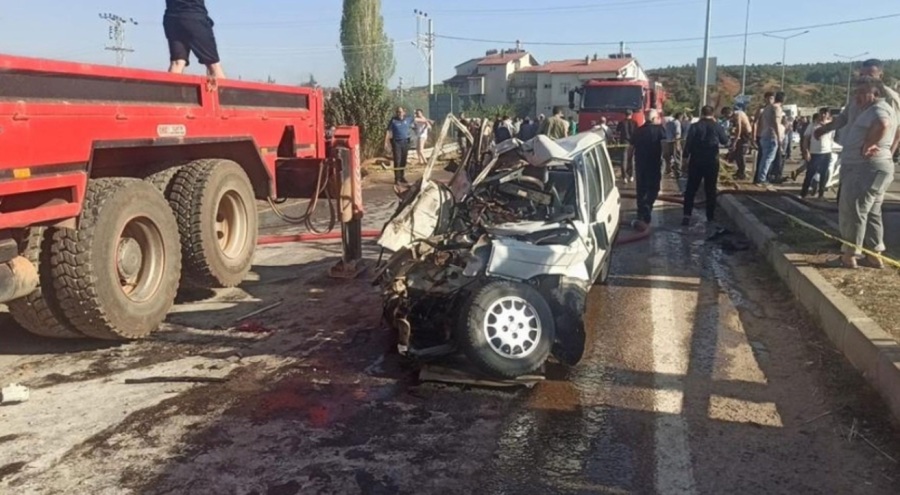 Otomobil ile tır çarpıştı! 3 ölü