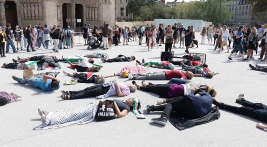 Paris'teki Notre Dame Katedrali önünde Gazze protestosu