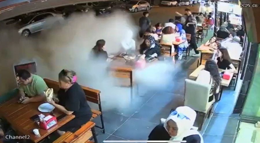 Yalova'da patlayan kamyon lastiği restoranda tozu dumana kattı