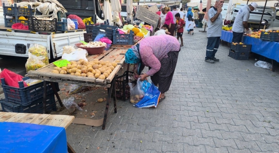 Pazara giden vatandaş: Ben dökülenleri topluyorum param ile alamıyorum