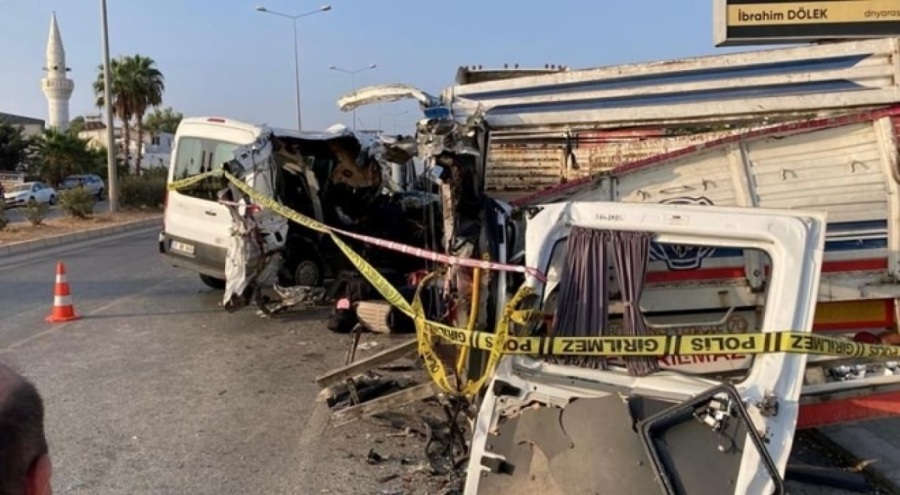 Mersin'de tatil yolunda feci kaza: İki ölü, 10 yaralı