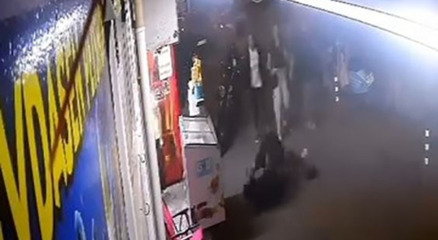Bursa'da erkeklerin kavgasına kadın da tekme ile karıştı