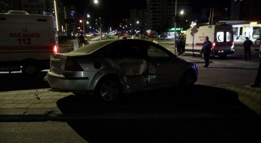 İki otomobil çarpıştı: 4 yaralı