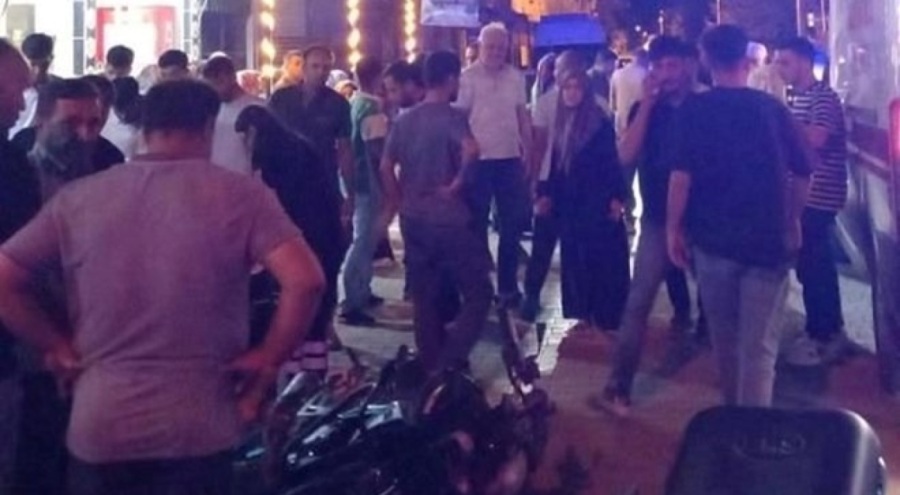 Motosiklet yayalara çarptı: Üç yaralı