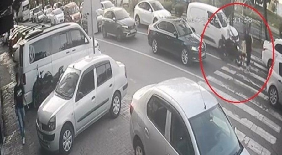 Motosiklet, yaya geçidinden geçenlere çarptı